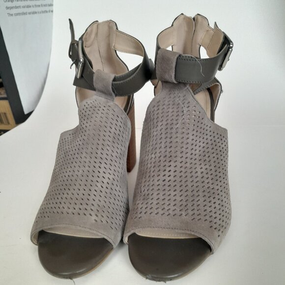 Women’s Marc Fisher Gray Suede Back Zip Peep Toe Block Heel Ankle Strap Size 10M - Picture 2 of 8